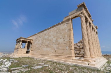 Akropolis tepesinde güzel Karyatidleri olan antik Echtheion tapınağı, güneşli bir yaz gününde Atina, Yunanistan 'ın ünlü turistik merkezi.