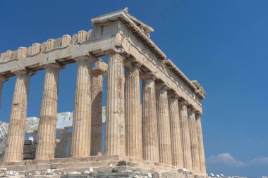 Akropolis tepesindeki antik Parthenon tapınağı, Yunanistan 'ın başkenti Atina' da güneşli bir yaz gününde ünlü bir dönüm noktası ve turistik ilgi merkezi.