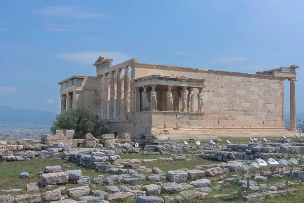 Akropolis tepesinde güzel Karyatidleri olan antik Echtheion tapınağı, güneşli bir yaz gününde Atina, Yunanistan 'ın ünlü turistik merkezi.