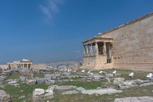 Akropolis tepesinde güzel Karyatidleri olan antik Echtheion tapınağı, güneşli bir yaz gününde Atina, Yunanistan 'ın ünlü turistik merkezi.
