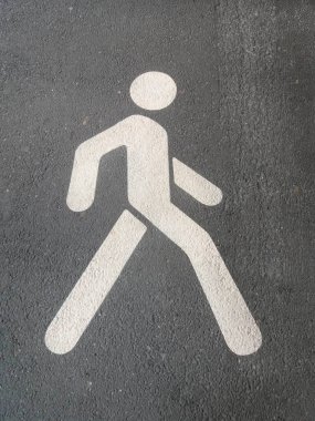 Şehirde yaya sokak tabelası var, insan yok.