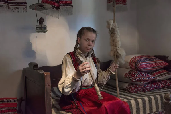 2018年5月14日ルーマニア トランシルヴァニア州サラジ ルーマニア サラジ郡マリン村の農家で羊毛を織る伝統的なルーマニア民族衣装を着た美しい少女 — ストック写真