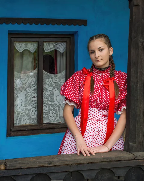 Salaj Transilvânia Romênia Maio 2018 Linda Menina Traje Tradicional Sentada — Fotografia de Stock