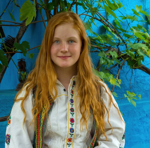 Salaj Erdély Románia Május 2018 Gyönyörű Szeplős Fiatal Lány Vörös — Stock Fotó