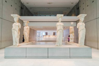 Atina, Yunanistan - 17 Haziran 2017: Yeni çağdaş Akropol Müzesi ve Atina, Yunanistan 'daki ünlü turizm merkezi olan sergilerin keyfini çıkaran insanlar