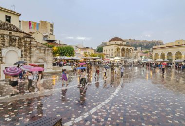 Atina, Yunanistan-17 Haziran 2017: Monastiraki Meydanı 'nda turist ve yerel halk kalabalığı, Atina' nın ünlü eğlencesi, yağmurlu yaz günlerinde