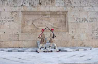 Atina, Yunanistan-17 Haziran 2017: Syntagma Meydanı 'nda, Meçhul Askerin Mezarı önünde geleneksel üniformayla cumhurbaşkanlığı muhafızlarını değiştirme töreni