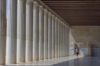 Atina, Yunanistan-16 Haziran 2017: Şu anda Antik Agora Müzesi 'ne ev sahipliği yapmakta olan antik bir ticaret merkezi olan Attalos Stoa' nın güzel kolon atarileri