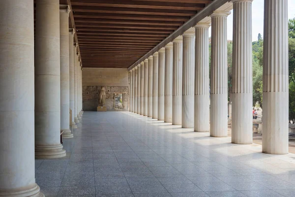 希腊雅典 2017年6月16日 阿塔罗斯体育场的漂亮圆柱拱廊 是一座古老的商业中心 目前是古代阿戈拉博物馆的所在地 — 图库照片