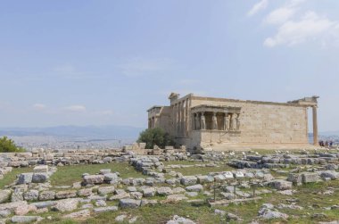 Akropolis tepesinde güzel Karyatidleri olan antik Echtheion tapınağı, güneşli bir yaz gününde Atina, Yunanistan 'ın ünlü turistik merkezi.