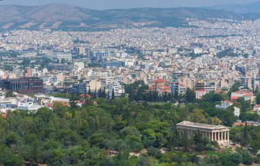 Atina manzarası ve Yunanistan 'ın Agora kentinin kuzeybatısındaki dorik bir Yunan tapınağı olan Hephaestus Tapınağı.