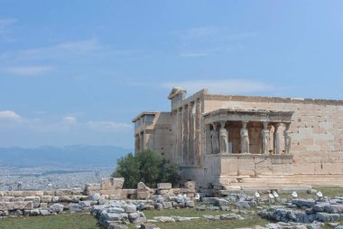 Akropolis tepesinde güzel Karyatidleri olan antik Echtheion tapınağı, güneşli bir yaz gününde Atina, Yunanistan 'ın ünlü turistik merkezi.