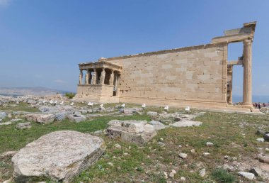 Akropolis tepesinde güzel Karyatidleri olan antik Echtheion tapınağı, güneşli bir yaz gününde Atina, Yunanistan 'ın ünlü turistik merkezi.