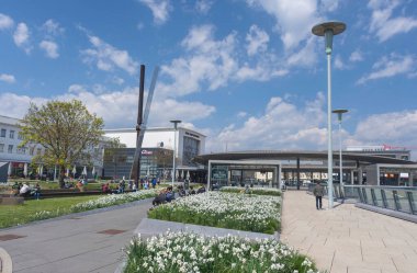 Graz, Avusturya-25 Nisan 2021: İnsanlar Europa Park 'ta ana tren istasyonunun önündeki güneşli bahar gününün tadını çıkarıyor