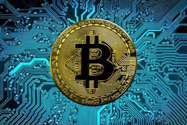 Bitcoin BTC kripto altın sikkeler bir anakart üzerinde, yeni sanal para kavramı. Madencilik ya da engelleme teknolojisi