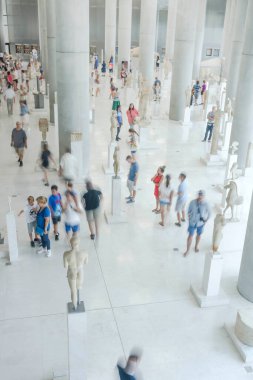 Atina, Yunanistan - 17 Haziran 2017: Yeni çağdaş Akropol Müzesi ve Atina, Yunanistan 'daki ünlü turizm merkezi olan sergilerin keyfini çıkaran insanlar