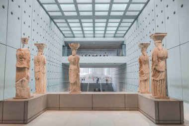 Yeni çağdaş Akropol Müzesi 'nin içi ve sergilerin keyfini çıkaran insanlar, Atina ve Yunanistan' ın ünlü turistik merkezi.