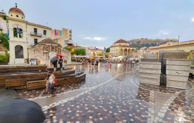 Atina, Yunanistan-17 Haziran 2017: Monastiraki Meydanı 'nda turist ve yerel halk kalabalığı, Atina' nın ünlü eğlencesi, yağmurlu yaz günlerinde