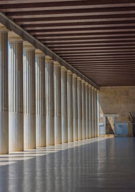 Eski bir ticaret merkezi olan Attalos Stoa 'nın güzel kolon atarileri şu anda Eski Agora Müzesi' ne ev sahipliği yapmaktadır.