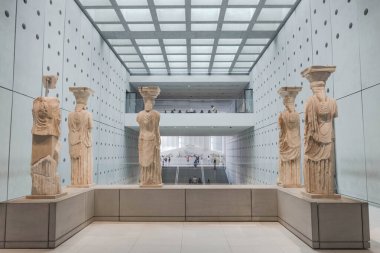 Atina, Yunanistan - 17 Haziran 2017: Yeni çağdaş Akropol Müzesi ve Atina, Yunanistan 'daki ünlü turizm merkezi olan sergilerin keyfini çıkaran insanlar