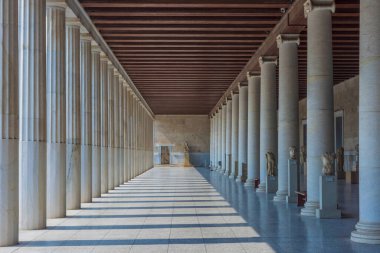 Atina, Yunanistan-16 Haziran 2017: Şu anda Antik Agora Müzesi 'ne ev sahipliği yapmakta olan antik bir ticaret merkezi olan Attalos Stoa' nın güzel kolon atarileri