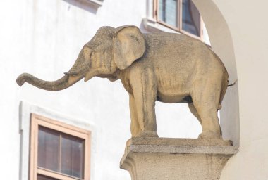 Avusturya 'nın başkenti Graz' daki tarihi bir şehir merkezindeki küçük fil heykelinin detayları.