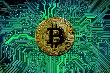 Bitcoin BTC kripto altın sikkeler bir anakart üzerinde, yeni sanal para kavramı. Madencilik ya da engelleme teknolojisi