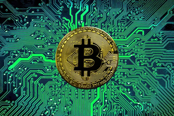 Bitcoin BTC kripto altın sikkeler bir anakart üzerinde, yeni sanal para kavramı. Madencilik ya da engelleme teknolojisi