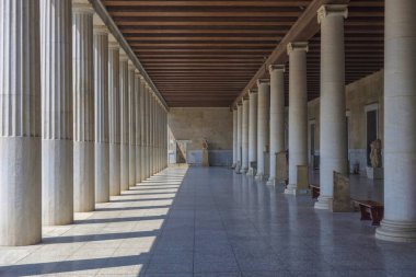 Atina, Yunanistan-16 Haziran 2017: Şu anda Antik Agora Müzesi 'ne ev sahipliği yapmakta olan antik bir ticaret merkezi olan Attalos Stoa' nın güzel kolon atarileri