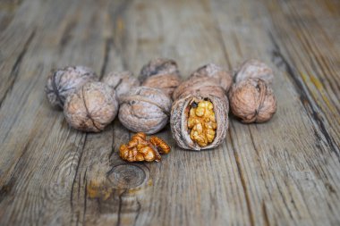 Cevizler ahşap arka planda yakın plan, seçici odak