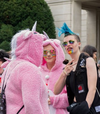 Graz, Avusturya - 11 Haziran 2021 Mutlu, geleneksel gay geçit törenindeki insanlar