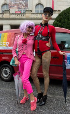 Graz, Avusturya - 11 Haziran 2021 Mutlu, geleneksel gay geçit törenindeki insanlar