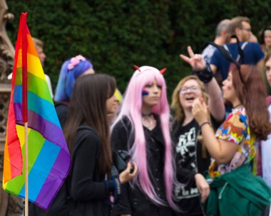 Graz, Avusturya - 11 Haziran 2021 Mutlu, geleneksel gay geçit törenindeki insanlar