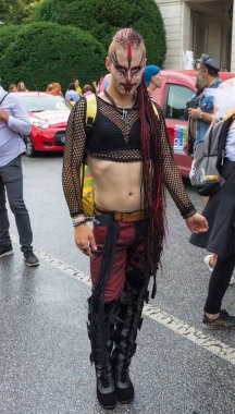 Graz, Avusturya - 11 Haziran 2021 Mutlu, geleneksel gay geçit törenindeki insanlar