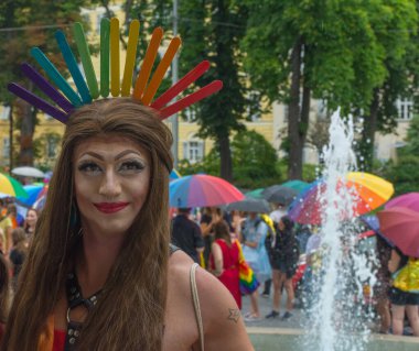 Graz, Avusturya - 11 Haziran 2021 Mutlu, geleneksel gay geçit törenindeki insanlar
