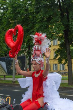 Graz, Avusturya - 11 Haziran 2021 Mutlu, geleneksel gay geçit törenindeki insanlar
