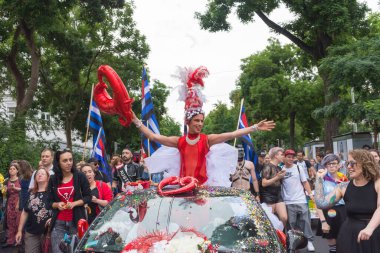 Graz, Avusturya - 11 Haziran 2021 Mutlu, geleneksel gay geçit törenindeki insanlar