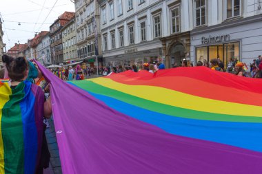 Graz, Avusturya - 11 Haziran 2021: Mutlu, insanlar ve Gökkuşağı bayrağı Graz, Avusturya 'da düzenlenen yıllık eşcinsel geçit töreninde