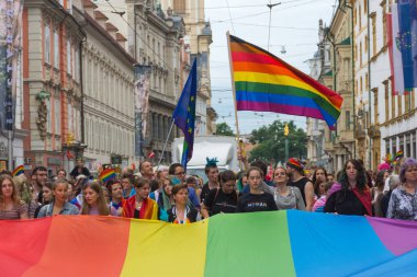 Graz, Avusturya - 11 Haziran 2021 Mutlu, geleneksel gay geçit törenindeki insanlar