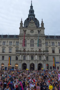 Graz, Avusturya - 11 Haziran 2021 Mutlu, geleneksel gay geçit törenindeki insanlar