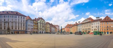 Graz, Avusturya-25 Nisan 2021: Güzel Hauptplatz meydanı. Renkli tarihi binası olan, eski şehir merkezi Graz 'da ünlü turistik mekan.