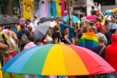 Avusturya 'nın Graz kentinde düzenlenen geleneksel gay geçit töreninde gökkuşağı şemsiyesi