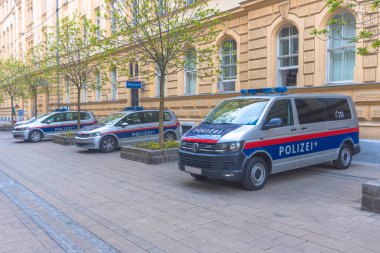 Avusturya federal polis arabaları Graz, Avusturya 'daki eski şehir merkezindeki polis merkezinin önüne park edilmiş.
