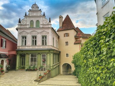 Avusturya 'nın Styria bölgesinin Graz-Umgebung ilçesindeki küçük sevimli Frohnleiten kasabasının eski şehir kapısı.