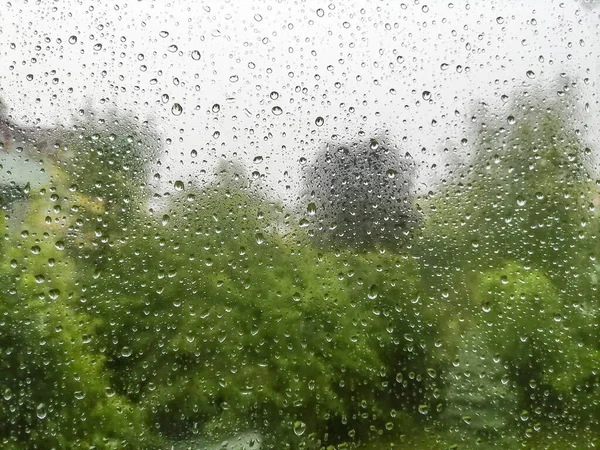 Krople Deszczu Oknie Deszczowy Dzień Rozmazane Zielone Tło — Zdjęcie stockowe