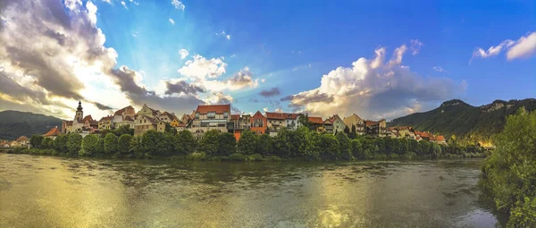 Avusturya 'nın Styria bölgesindeki Graz-Umgebung ilçesine bağlı Mur nehri üzerindeki büyüleyici küçük kasaba Frohnleiten.