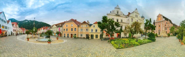 Der Hauptplatz Mit Altbauten Und Pfarrkirche Der Charmanten Kleinstadt Frohnleiten — Stockfoto