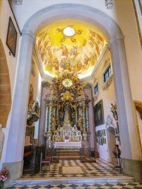 Avusturya 'nın Styria bölgesi Graz yakınlarındaki Judendorf Strassengel kasabasındaki 14. yüzyıl Gotik kilisesi Maria Strassengel' in güzel iç mekanları.