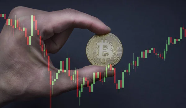 Mann Hält Eine Bitcoin Btc Kryptowährung Goldmünze Neues Konzept Virtuellen — Stockfoto