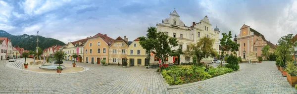 Główny Plac Starymi Budynkami Kościołem Parafialnym Uroczym Miasteczku Frohnleiten Powiecie — Zdjęcie stockowe